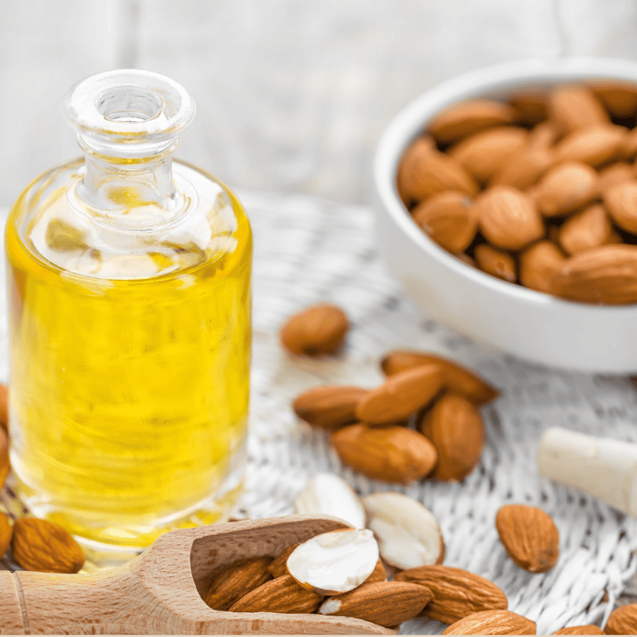 dau-hanh-nhan-massage-cho-be-so-sinh