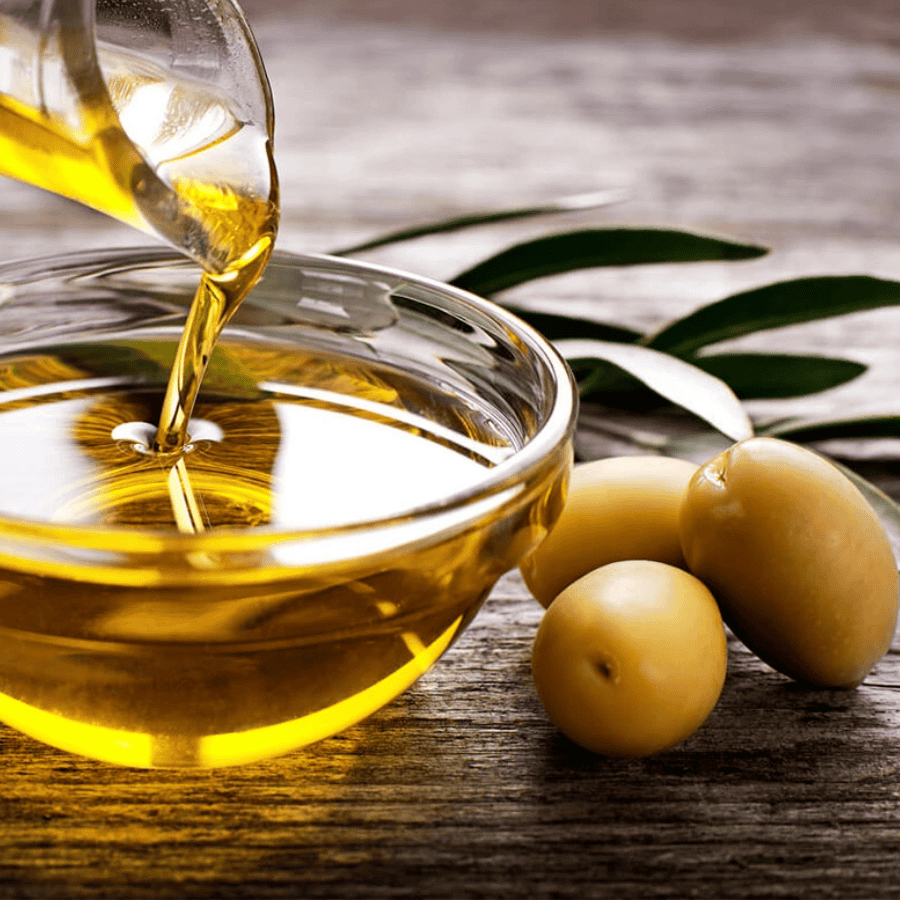 dau-oliu-massage-cho-be-so-sinh